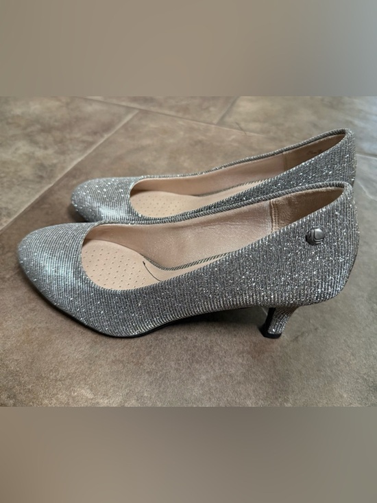 Life Stride Shoes - Sparkling Silver Life Stride Women's Kitten Heel Pumps Padded Insoles size 6 1/2
